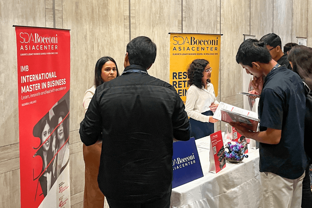 One UVA admissions representative talking to six candidates at a MeetUp table.